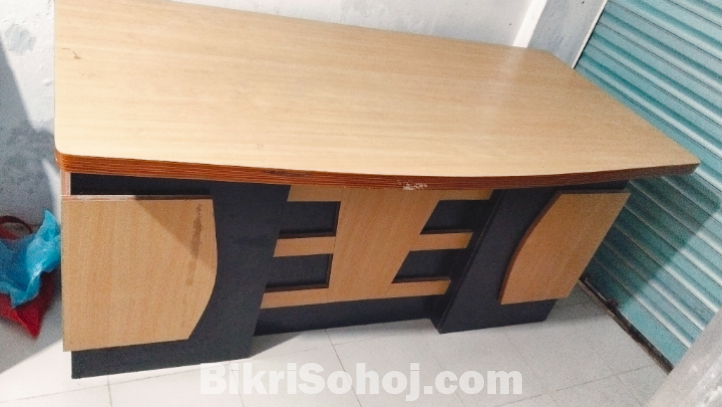 অফিস টেবিল